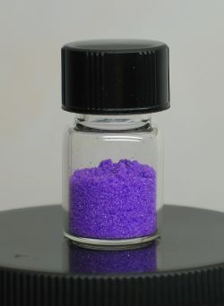 Tris(ethylenediamine) nickel(II) perchlorate by woelen.jpg