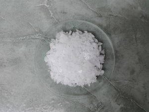 Magnesium chloride hexahydrate flakes sample.jpg