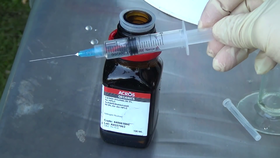 Carbon disulfide syringe sample and original bottle by Thoisoi2.png