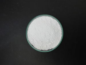 Strontium carbonate sample Petri dish.jpg