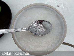 CaCl2 6H2O in buchner funnel.jpg - 126kB