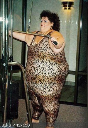 Obese_cougar_woman_at_the_gym_zpsfbe0db09.jpg - 83kB