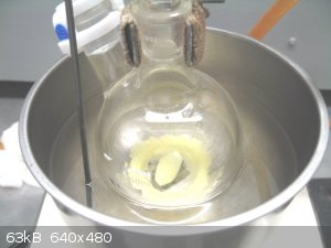 PCl5 (with stirbar) drying during distillation.JPG - 63kB