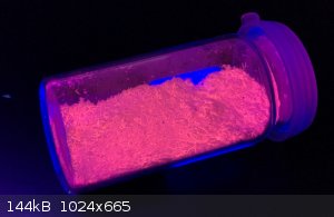 Europium oxide unver UV.JPG - 144kB