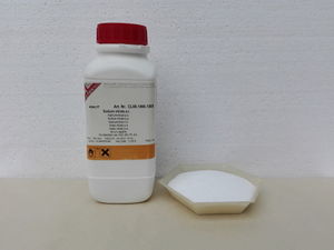 Sodium nitrate original bottle and sample.jpg