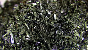 Ammonium permanganate crystals by TheMrbunGee.jpg