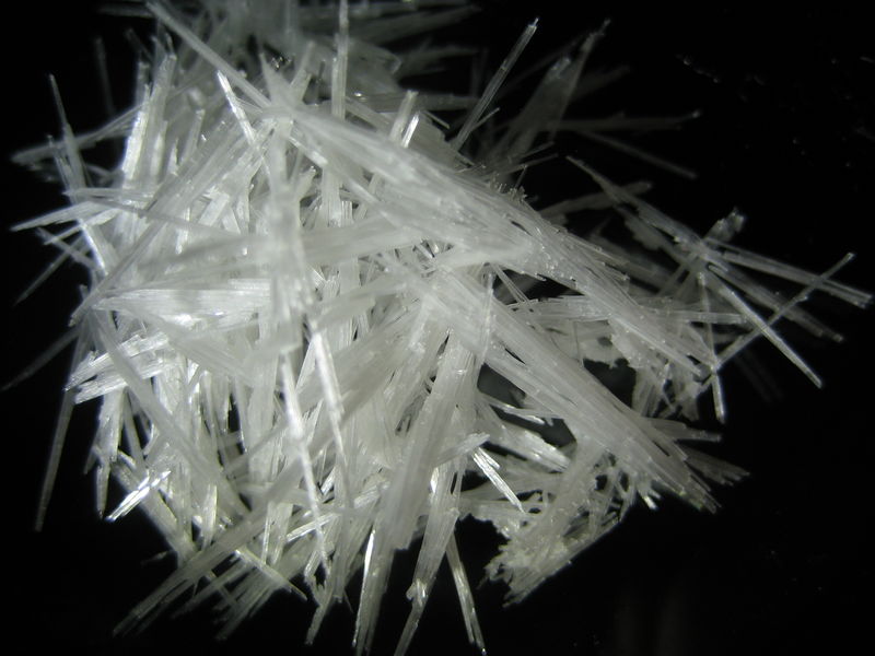 File:Salicylic acid crystals.jpg