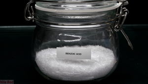 Benzoic acid in jar by NileRed.jpg