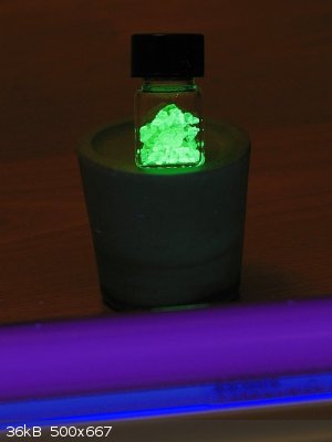 uranyl_fluorescence.jpg - 36kB