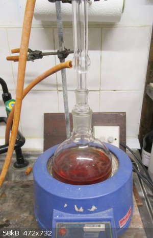 01 refluxing reaction mix.jpg - 58kB